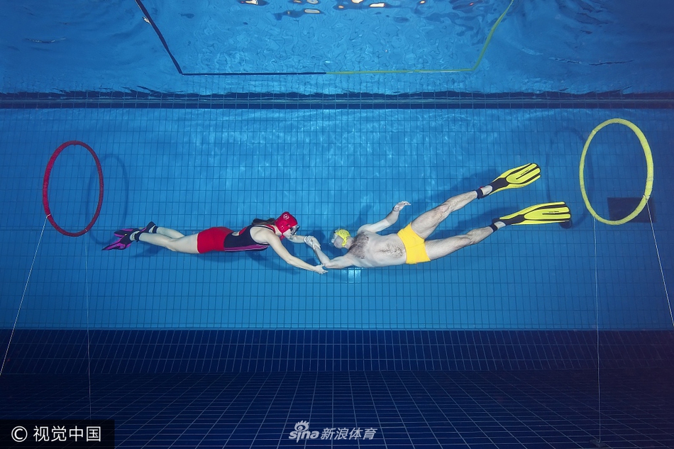 人鱼打架!水下摔跤画风清新很过瘾