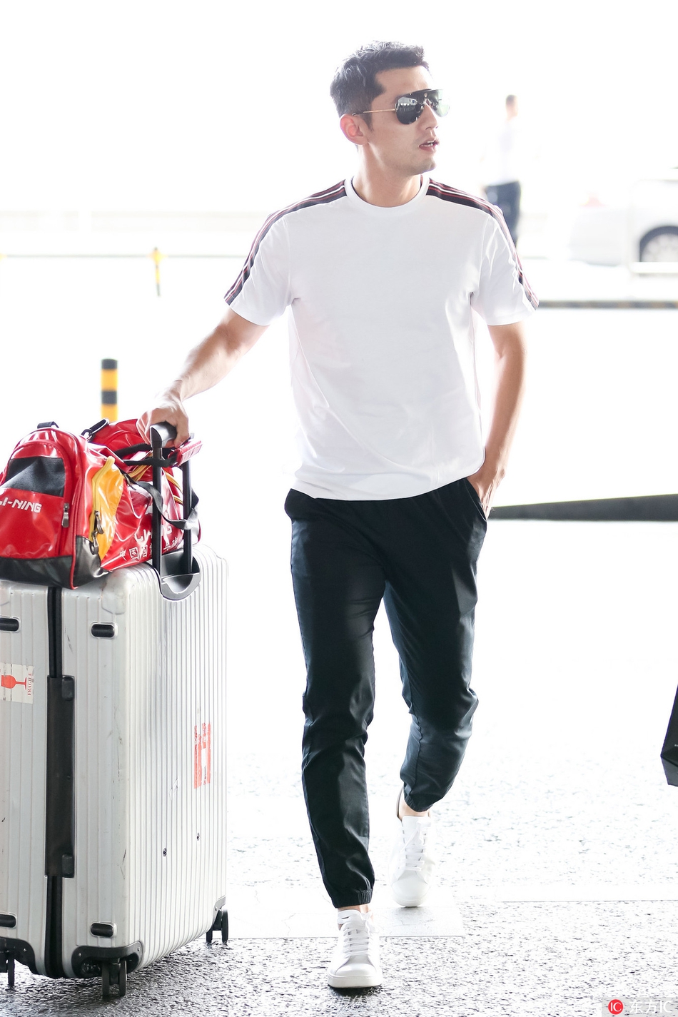 张继科白t清爽帅气 墨镜型格腔调