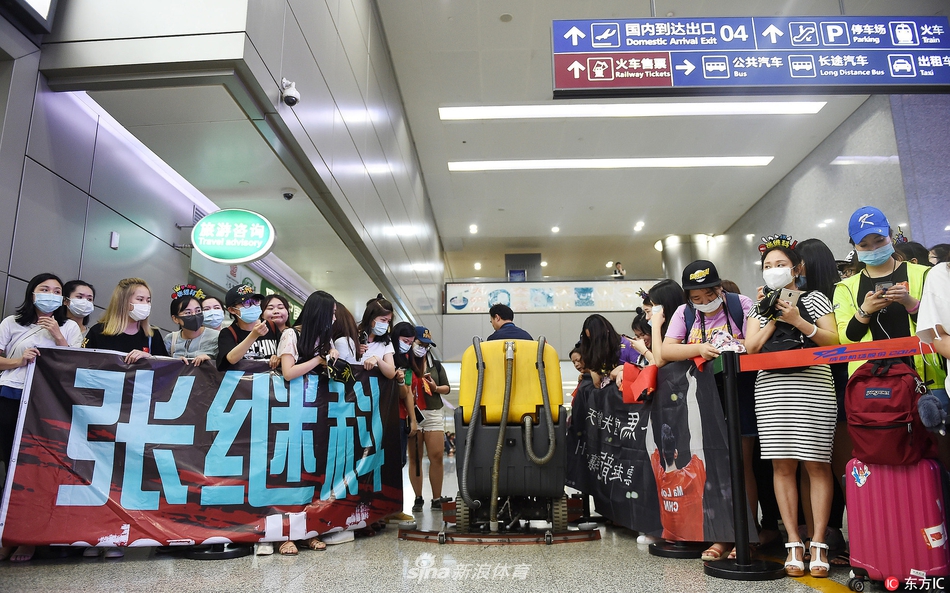 国乒男队抵成都众多粉丝机场守候场面火爆