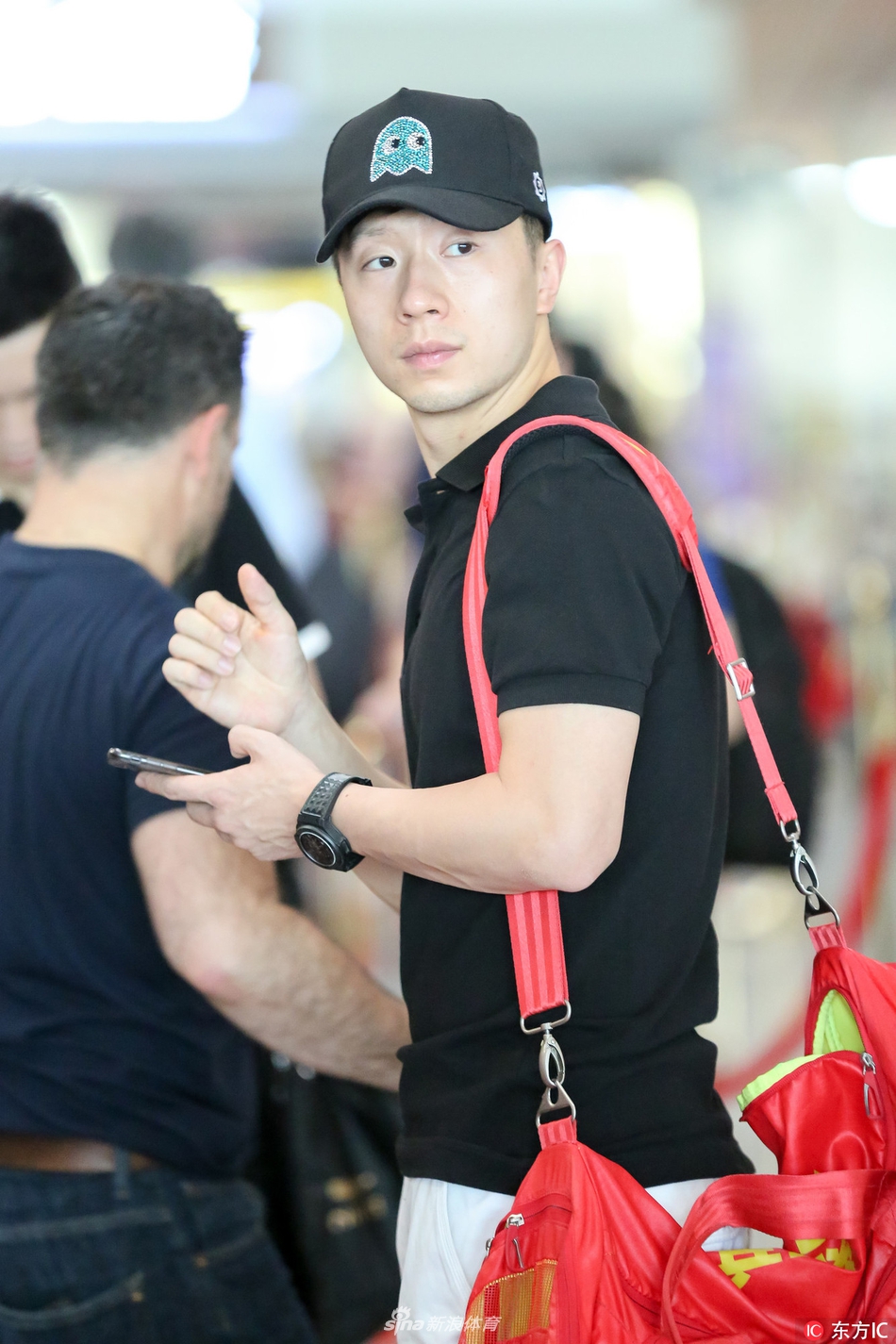 21 09:27:43 5 / 13 2017年6月20日,北京,马龙现身机场.
