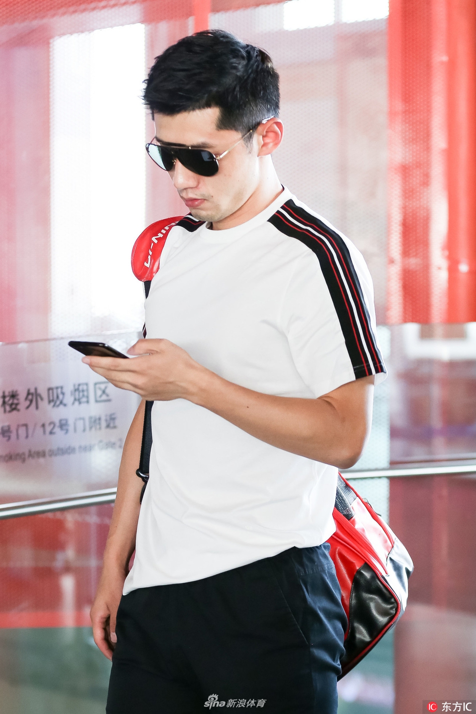 张继科白t清爽帅气 墨镜型格腔调