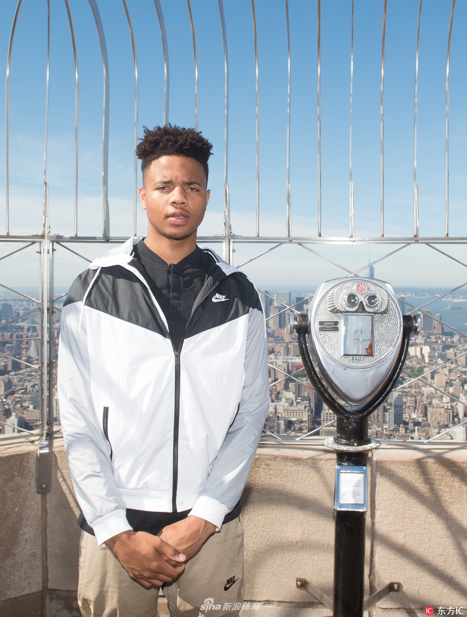 nba状元热门富尔茨造访纽约帝国大厦