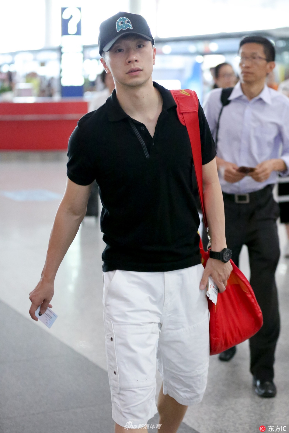 马龙polo衫白短裤出行红挎包吸睛