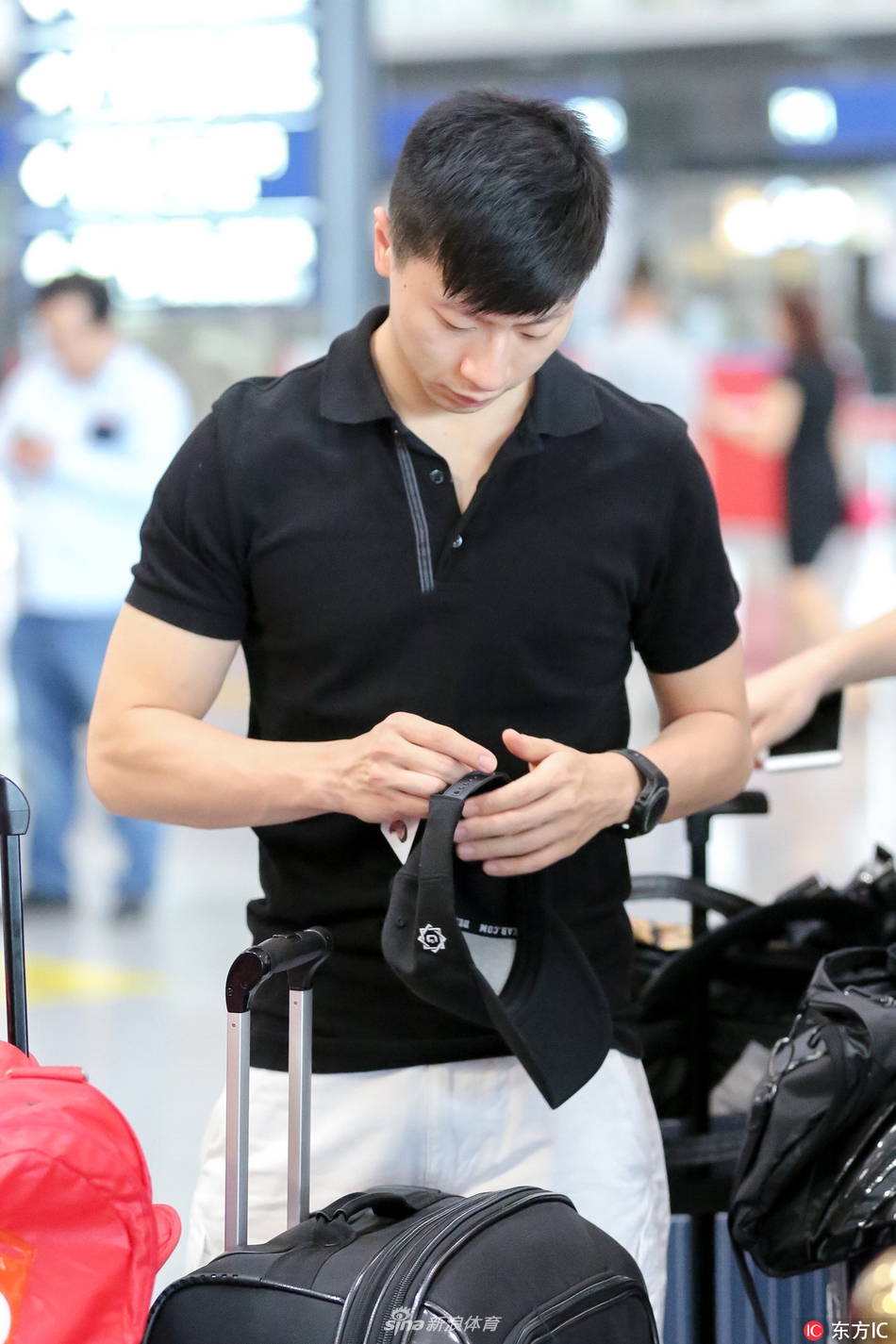 马龙polo衫白短裤出行红挎包吸睛