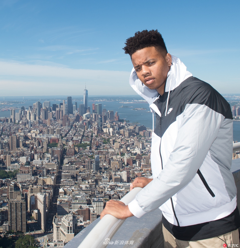 nba状元热门富尔茨造访纽约帝国大厦
