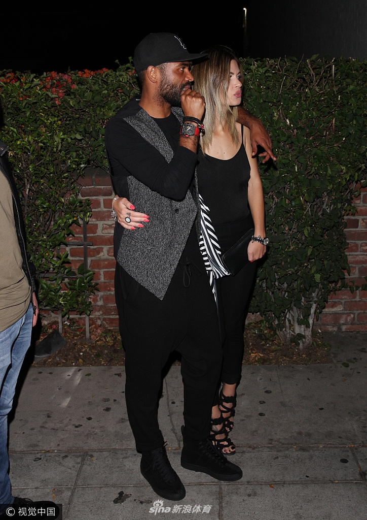 科尔与性感辣妈约会牵手勾肩爱意浓