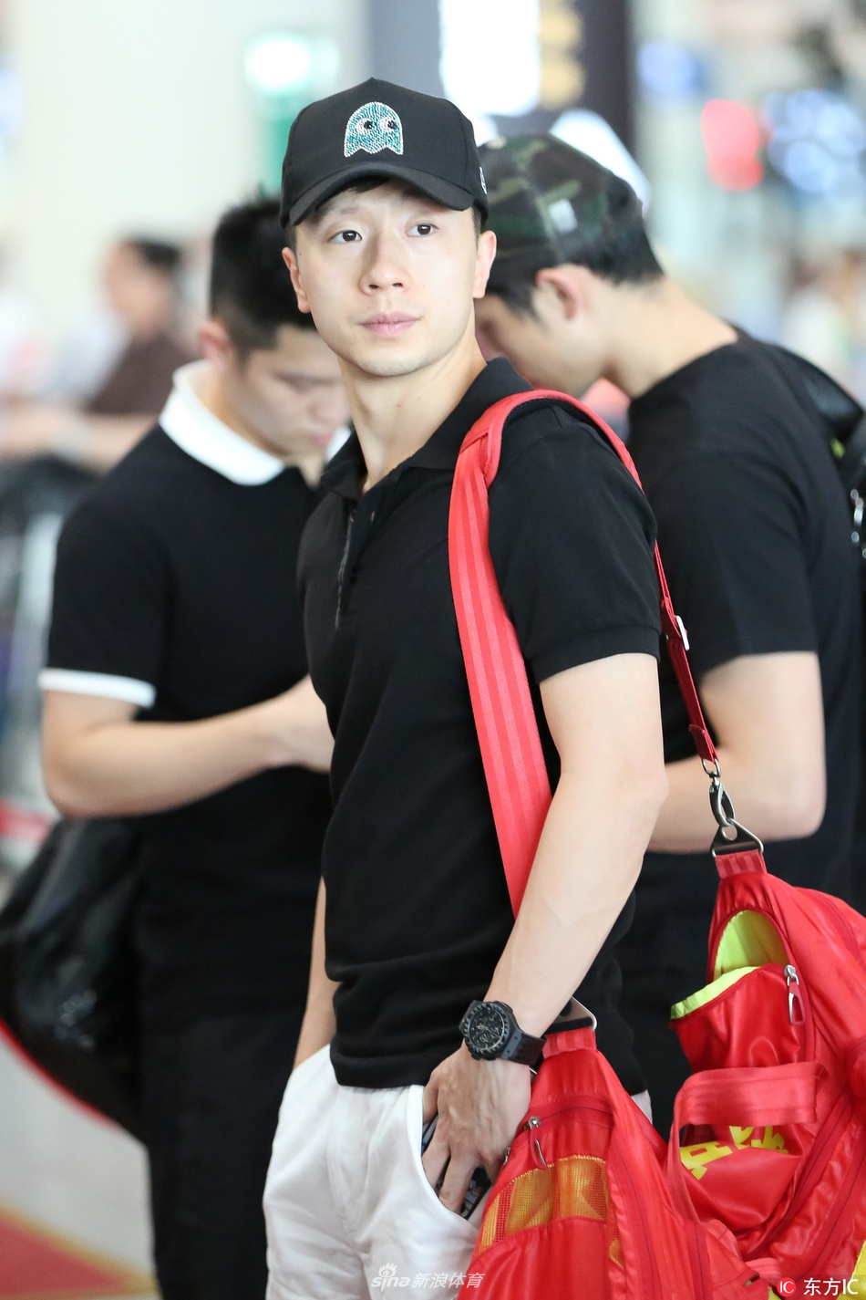 马龙polo衫白短裤出行红挎包吸睛