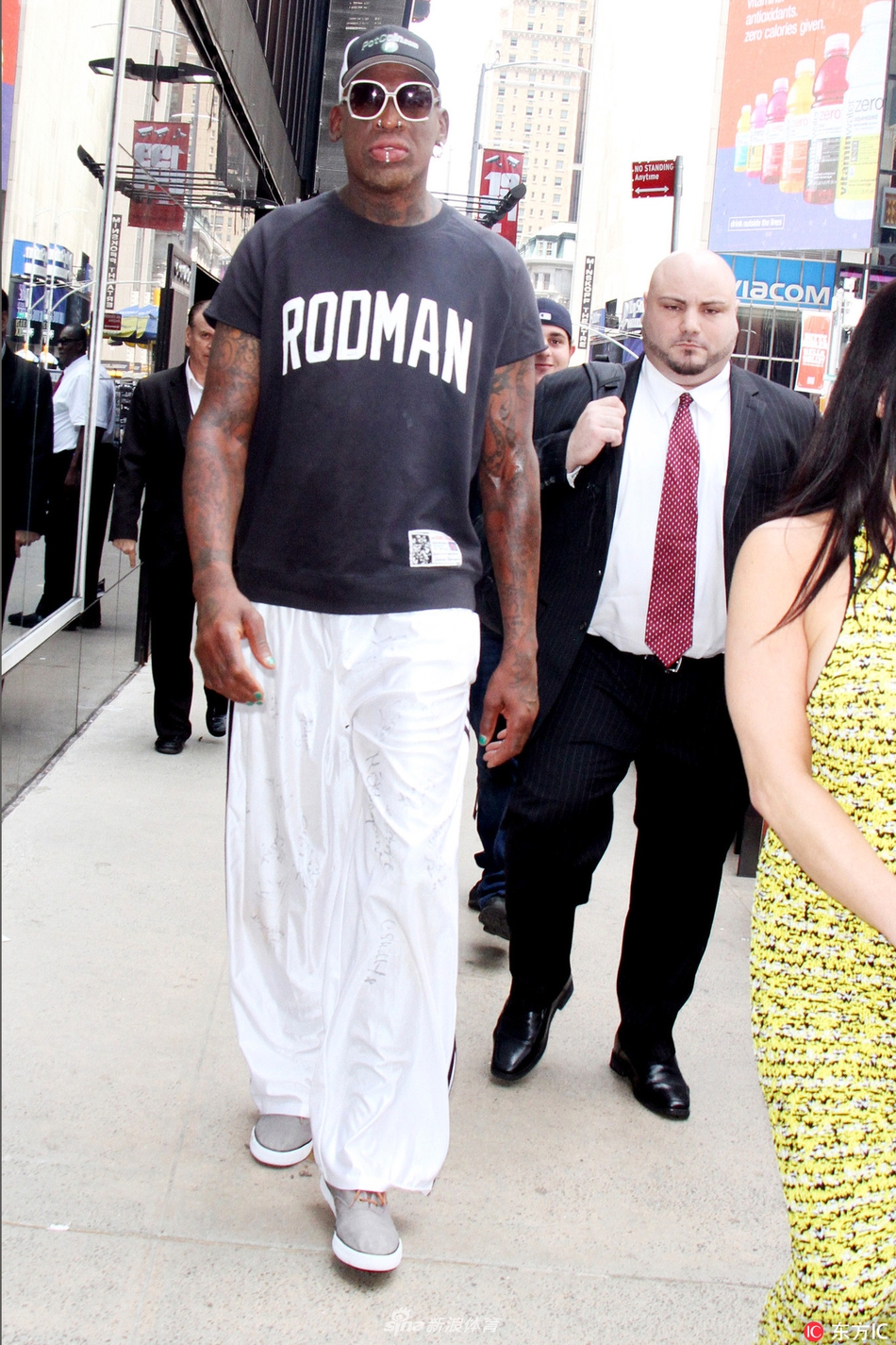 罗德曼朝鲜归来携神秘女出街