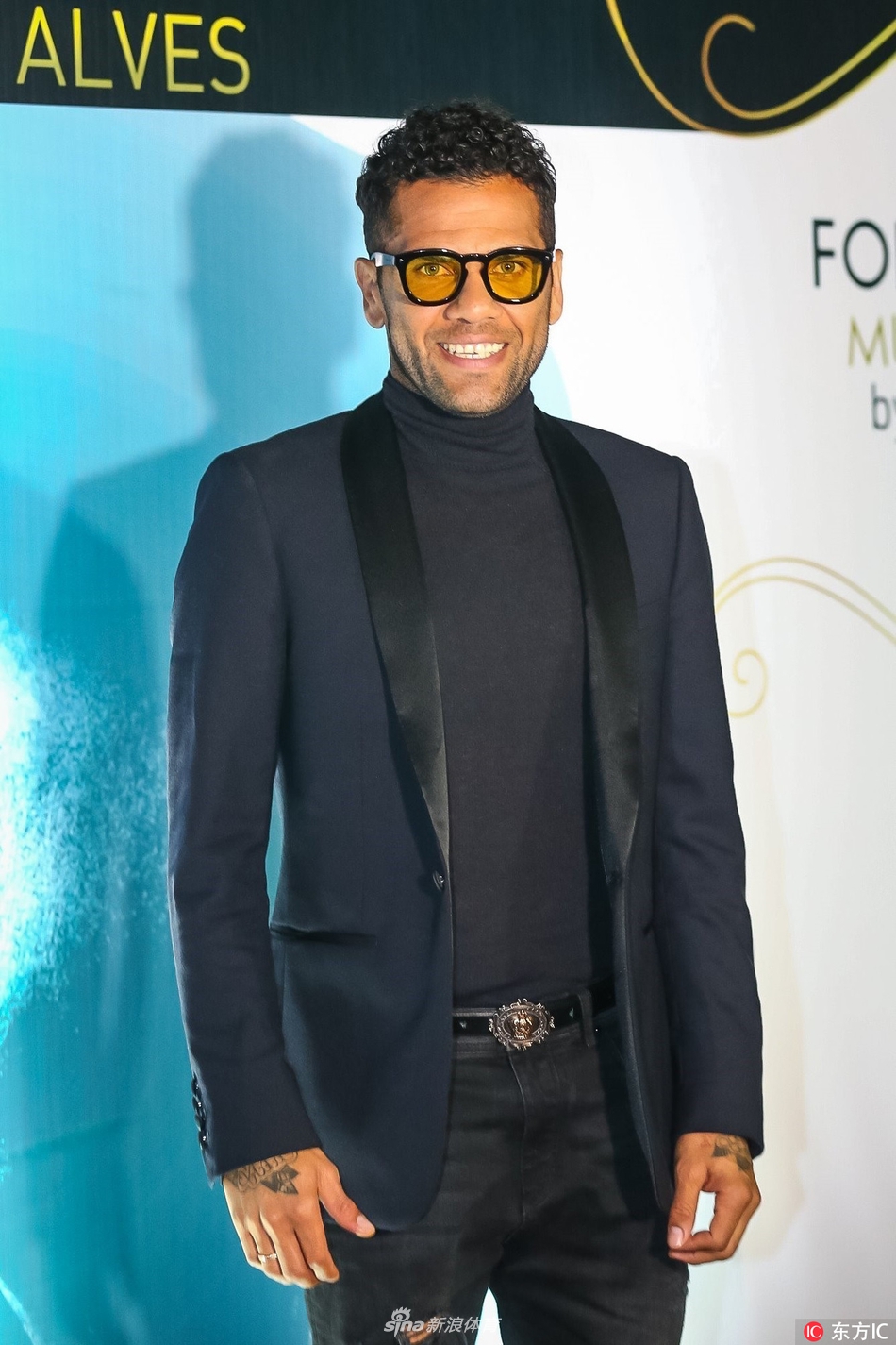 阿尔维斯笑容满面出席活动走红毯