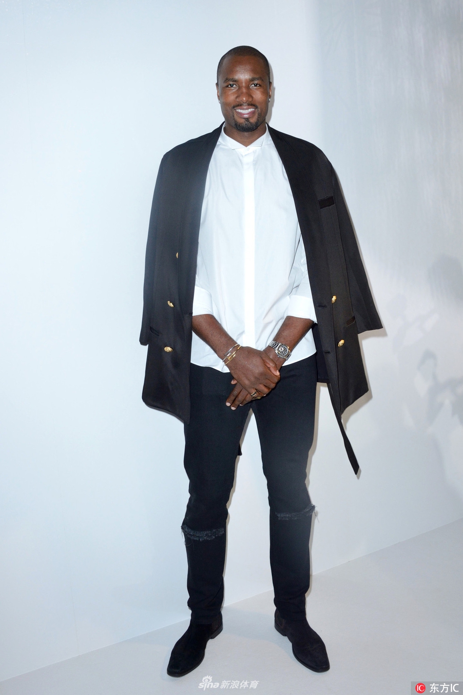 伊巴卡助阵巴黎时装周演绎黑白配