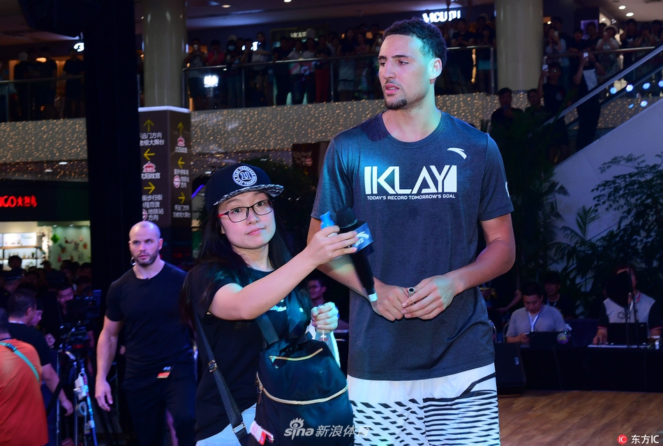 汤普森中国行沈阳站与球迷合影high翻天