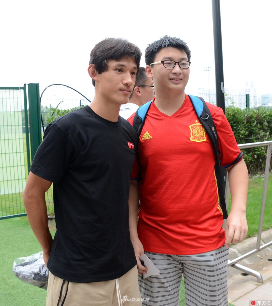 上港训练备战大批球迷为球队加油