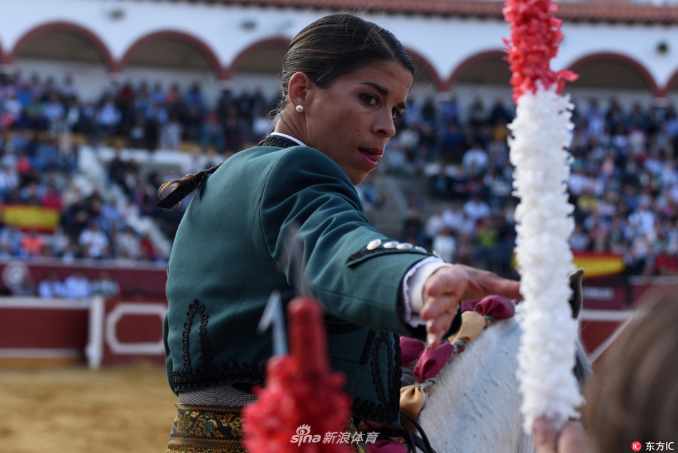 西班牙斗牛盛大举行 女斗牛士帅气出击