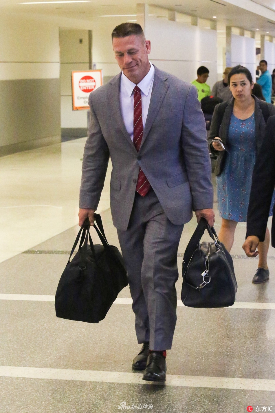 wwe巨星塞纳现身洛杉矶机场身材魁梧自带型格