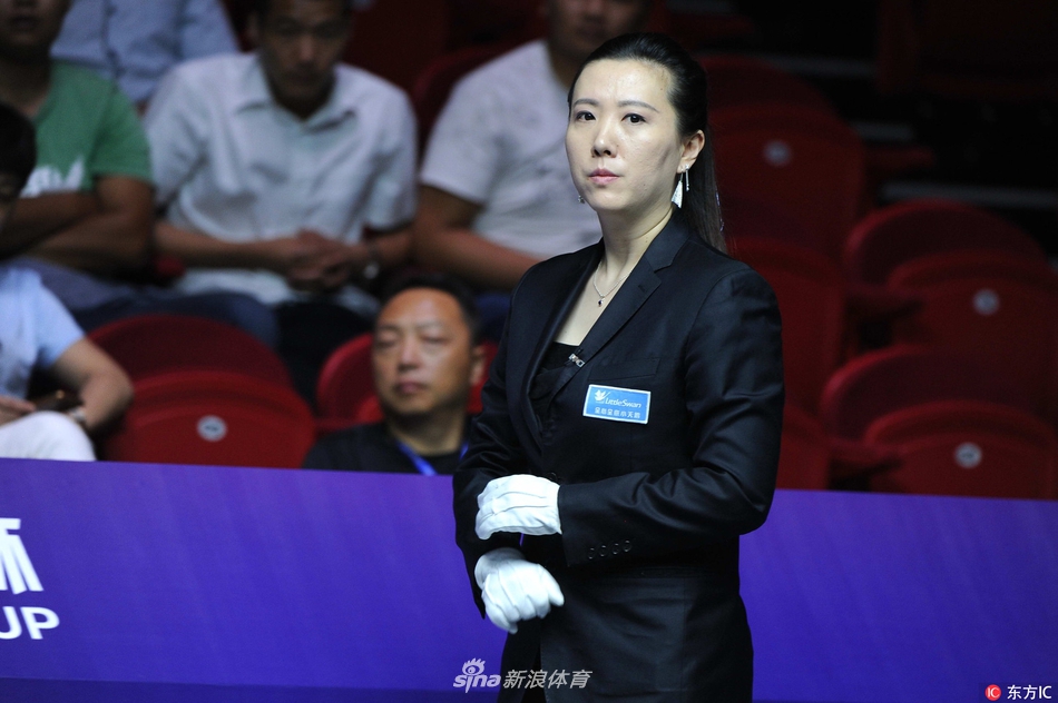 斯诺克世界杯美女裁判李安执法表情严肃