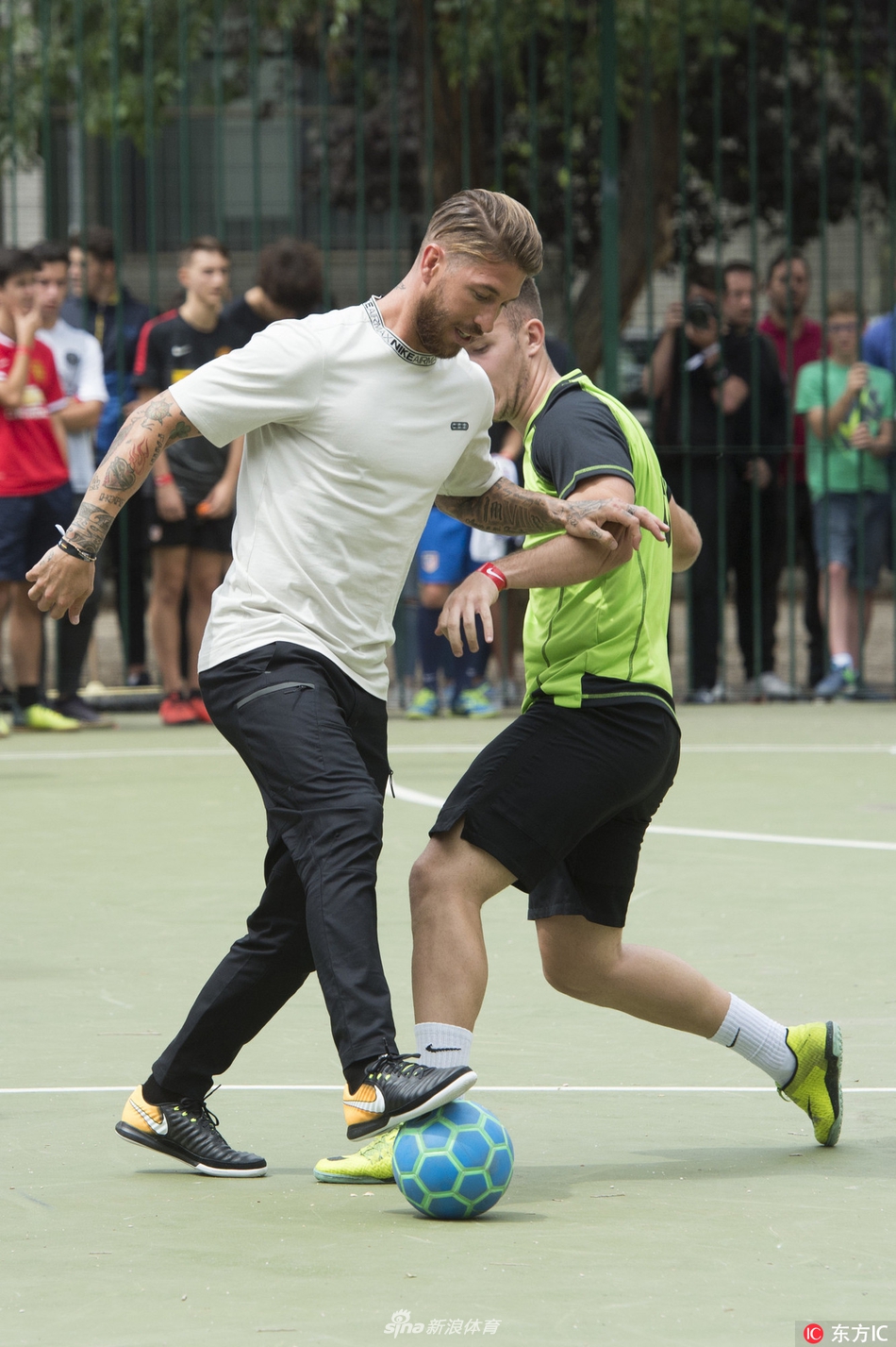 拉莫斯街头踢野球合影拍照人气爆棚