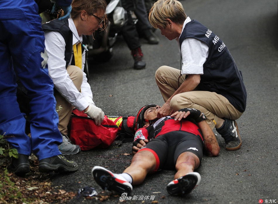 环法自行车赛第9赛段里奇-波特摔车担架抬出