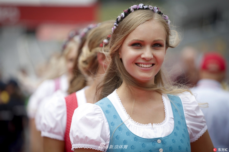 奥地利f1宝贝吸精身着特色服装笑容明艳