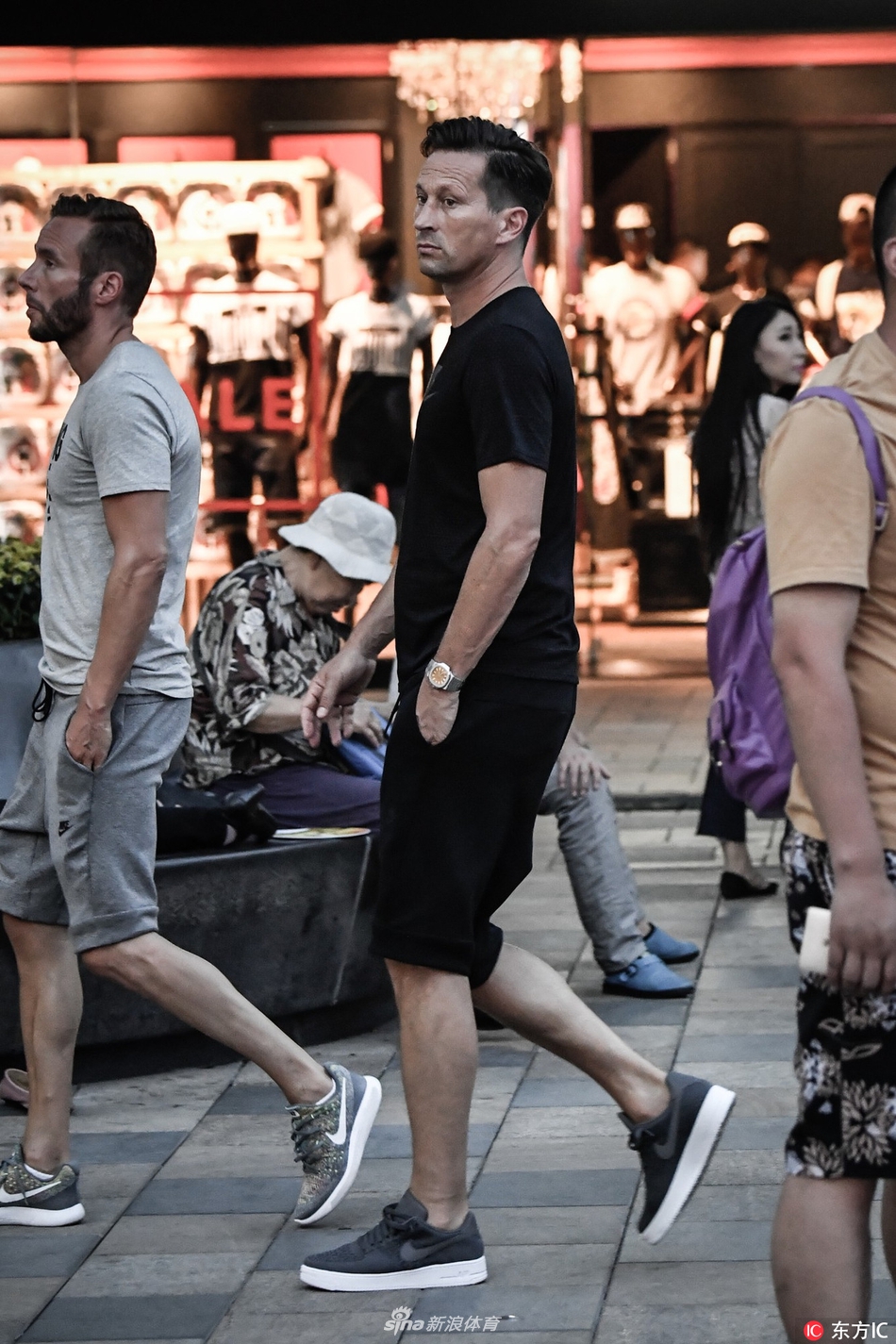 施密特三里屯街头黑色装扮潮男范十足