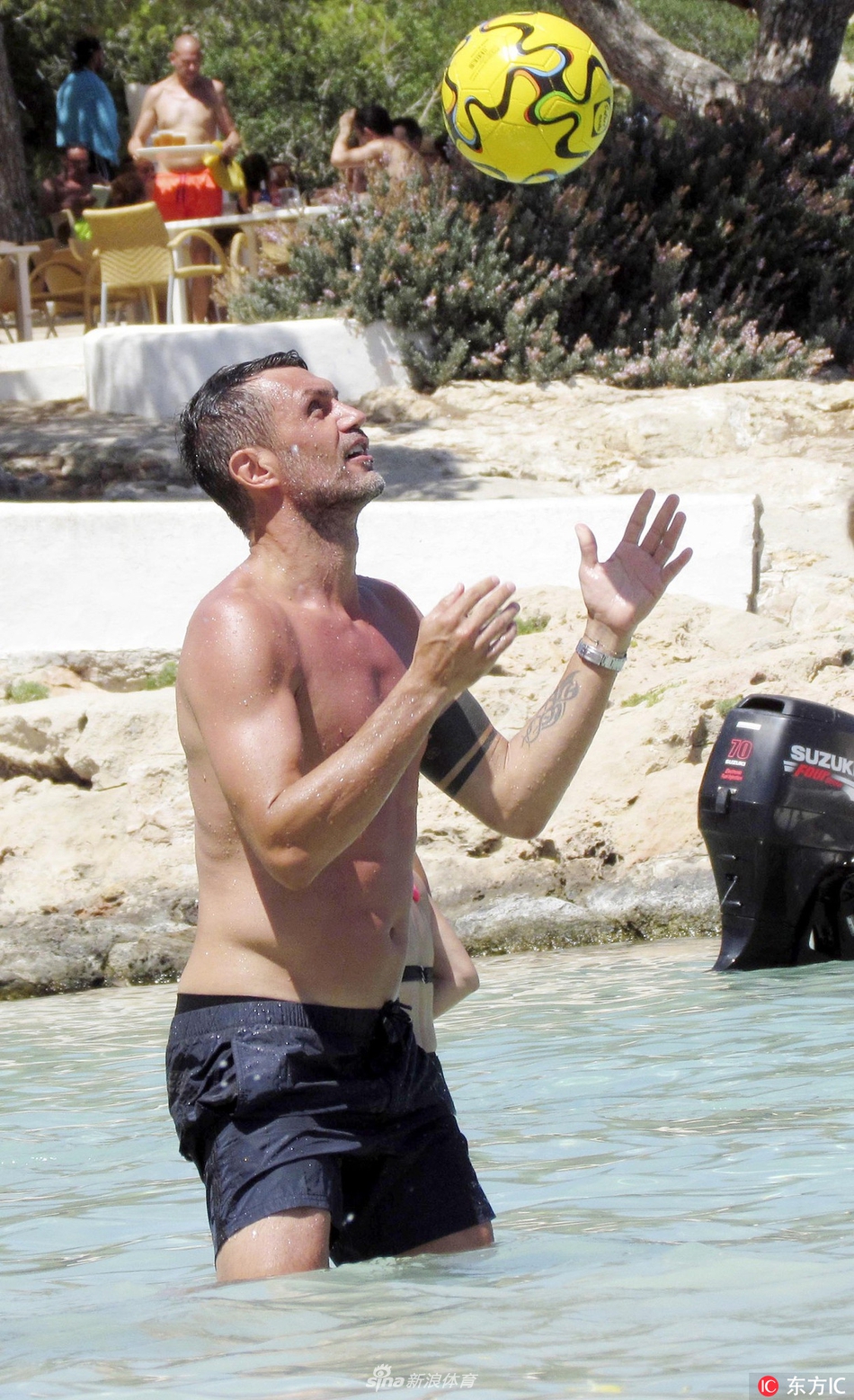 马尔蒂尼携妻子度假不老男神还有八块腹肌