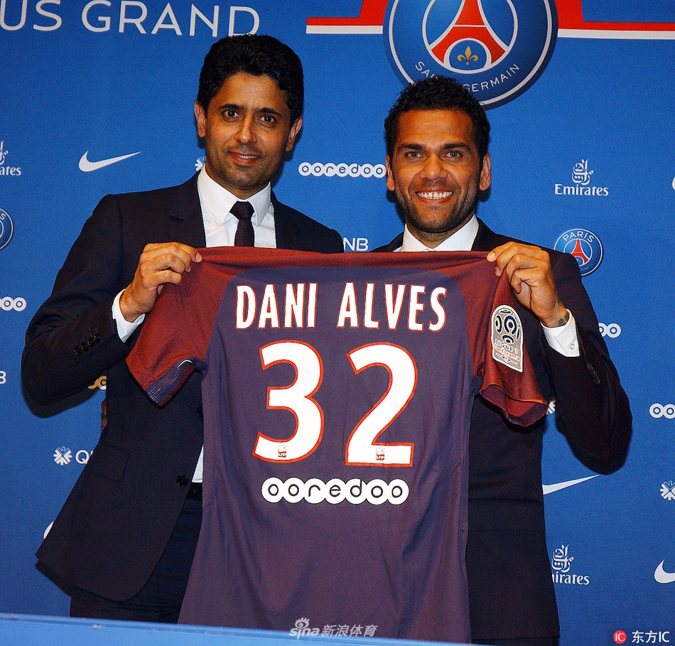 大巴黎发布会阿尔维斯手持球衣亮相
