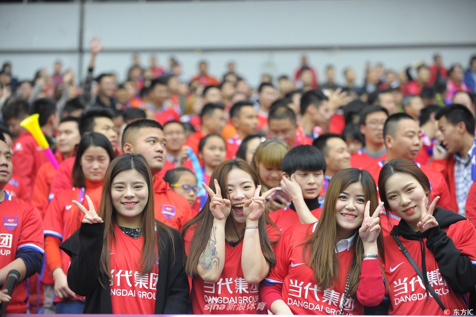 渝美人!力帆女球迷艳压四方