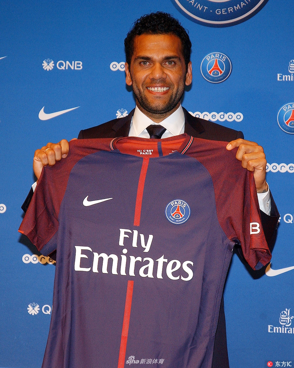 大巴黎发布会阿尔维斯手持球衣亮相