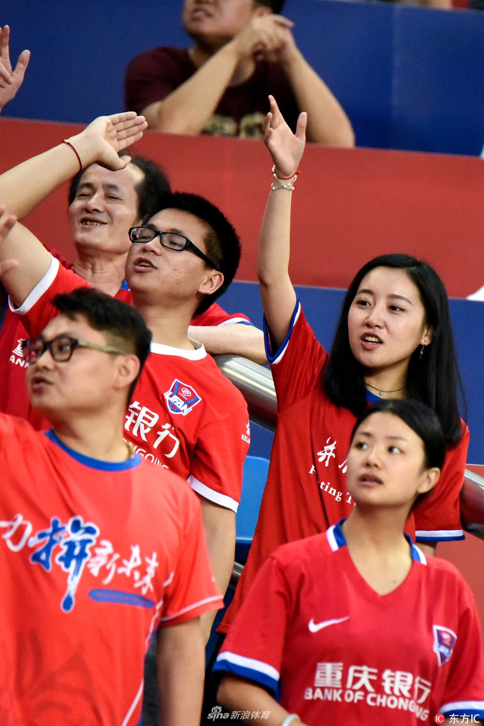 渝美人!力帆女球迷艳压四方
