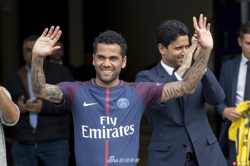 大巴黎发布会阿尔维斯手持球衣亮相