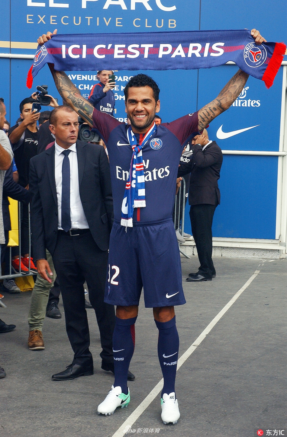 巴黎圣日耳曼召开发布会阿尔维斯手持球衣亮相