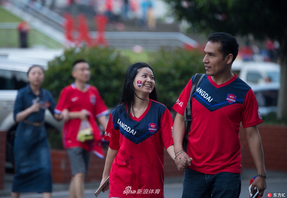 渝美人!力帆女球迷艳压四方