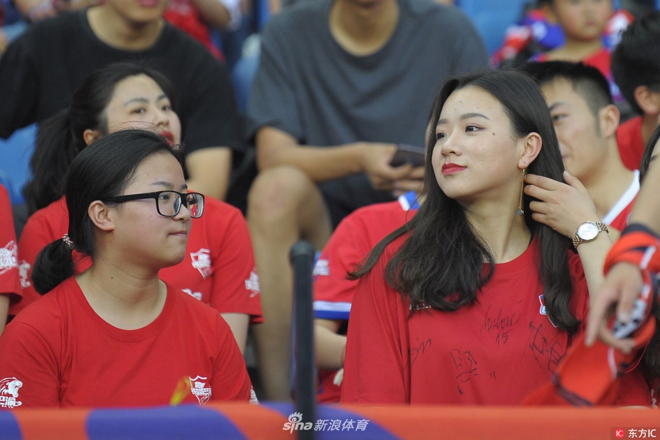 渝美人!力帆女球迷艳压四方