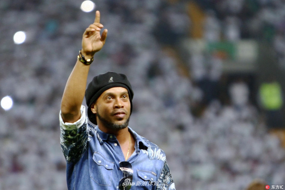 小罗出席活动潮装现身大受众球迷欢迎