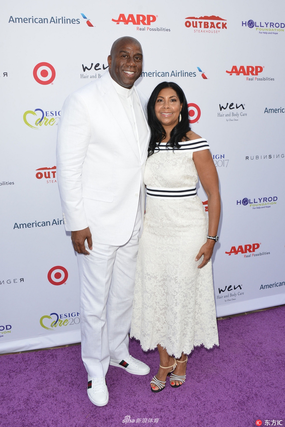 魔术师约翰逊携爱妻参加活动二人全白亮相