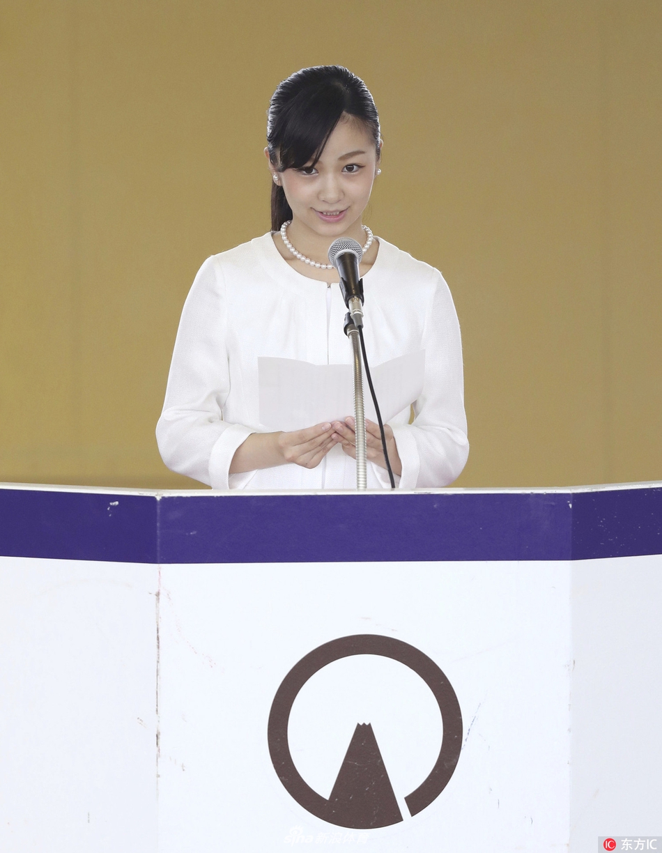 日本佳子公主出席马术比赛开幕式白衣蓝裙