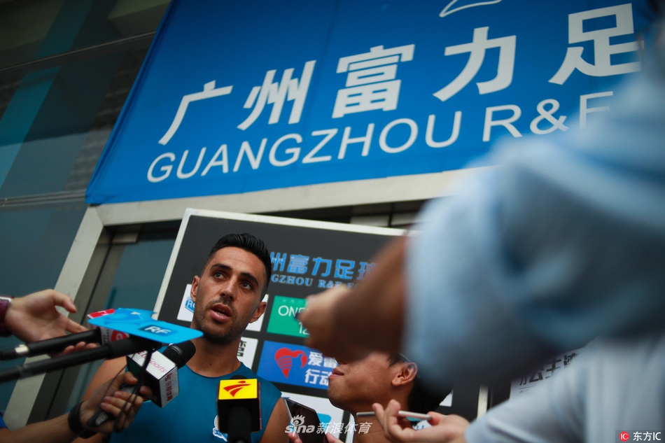 广州富力训练开放日大批球迷观看