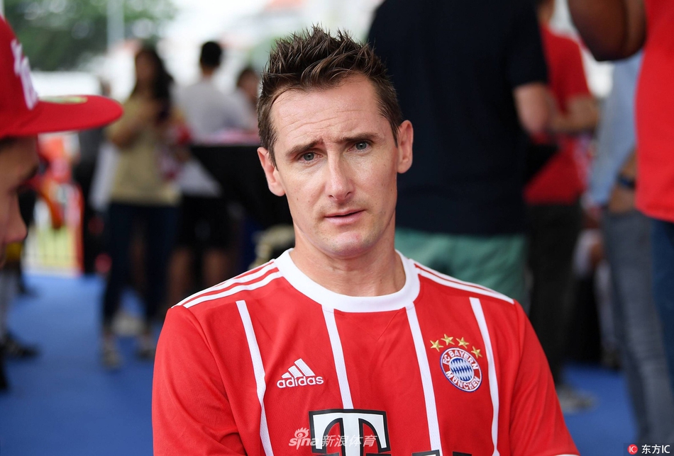 拜仁参加慈善比赛克洛泽登场亮相