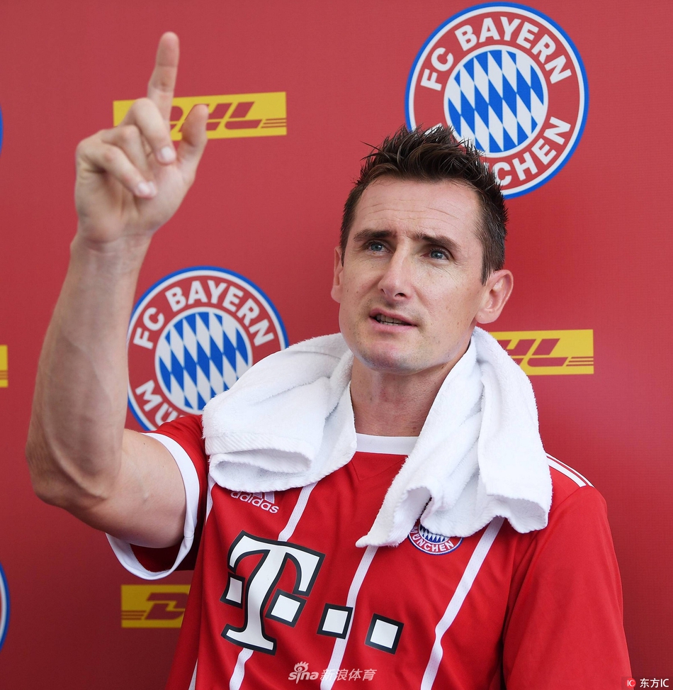 拜仁参加慈善比赛克洛泽登场亮相