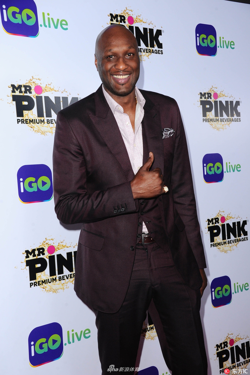 奥多姆出席派对瘦身成功西装亮相