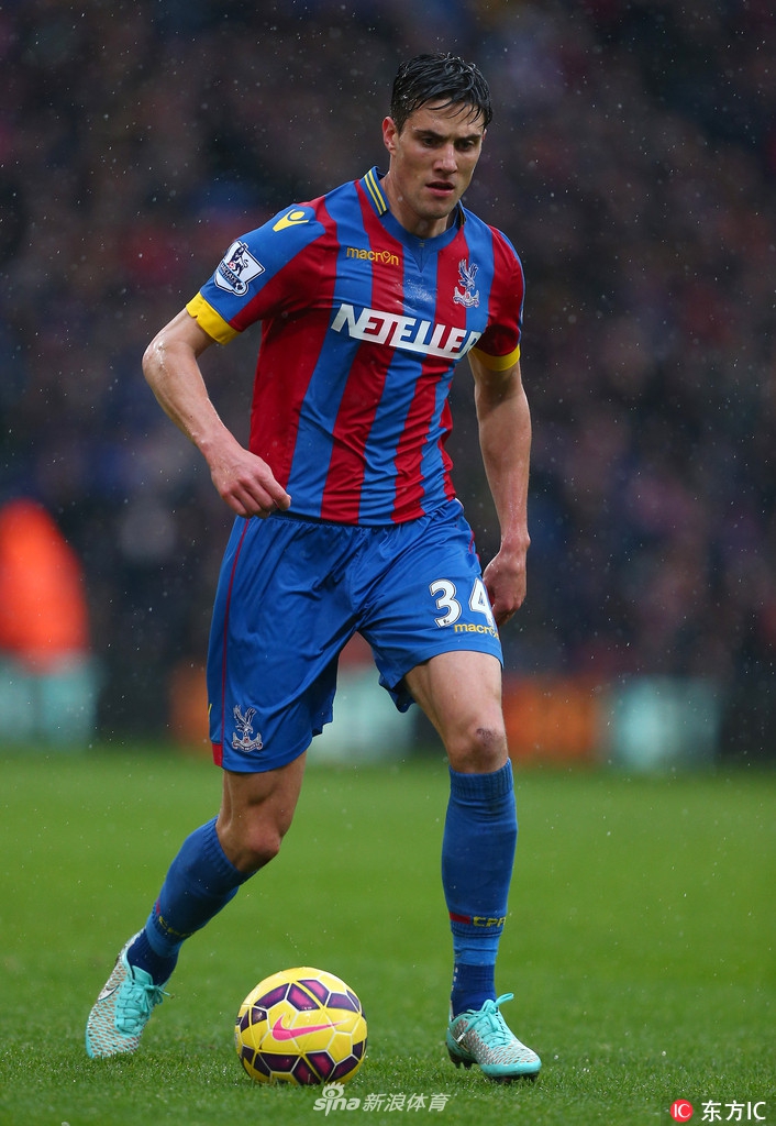 绿茵场上球衣飘飘,球员驰骋球迷呐喊,当球星把印在背后的数字发扬光大