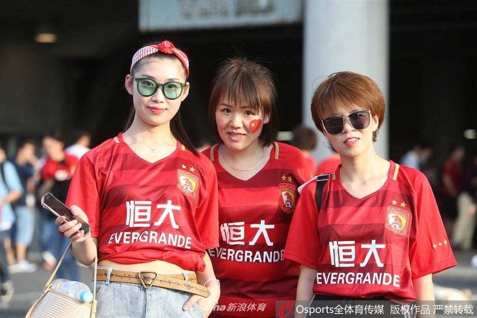 靓爆!清纯又妖娆的恒大美女球迷