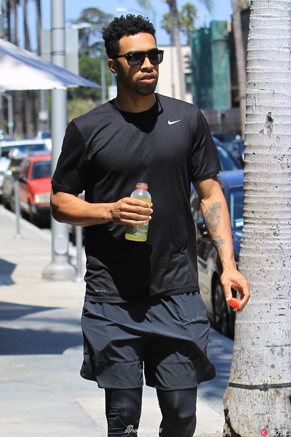 考特尼-李运动装外出全黑look