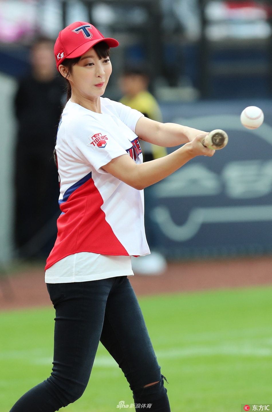 韩女团成员徐惠璘为棒球赛开球