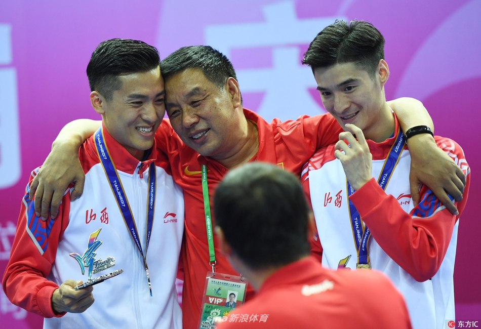 全运会决赛颁奖仪式涂潇董栋拥吻山西省体育局局长