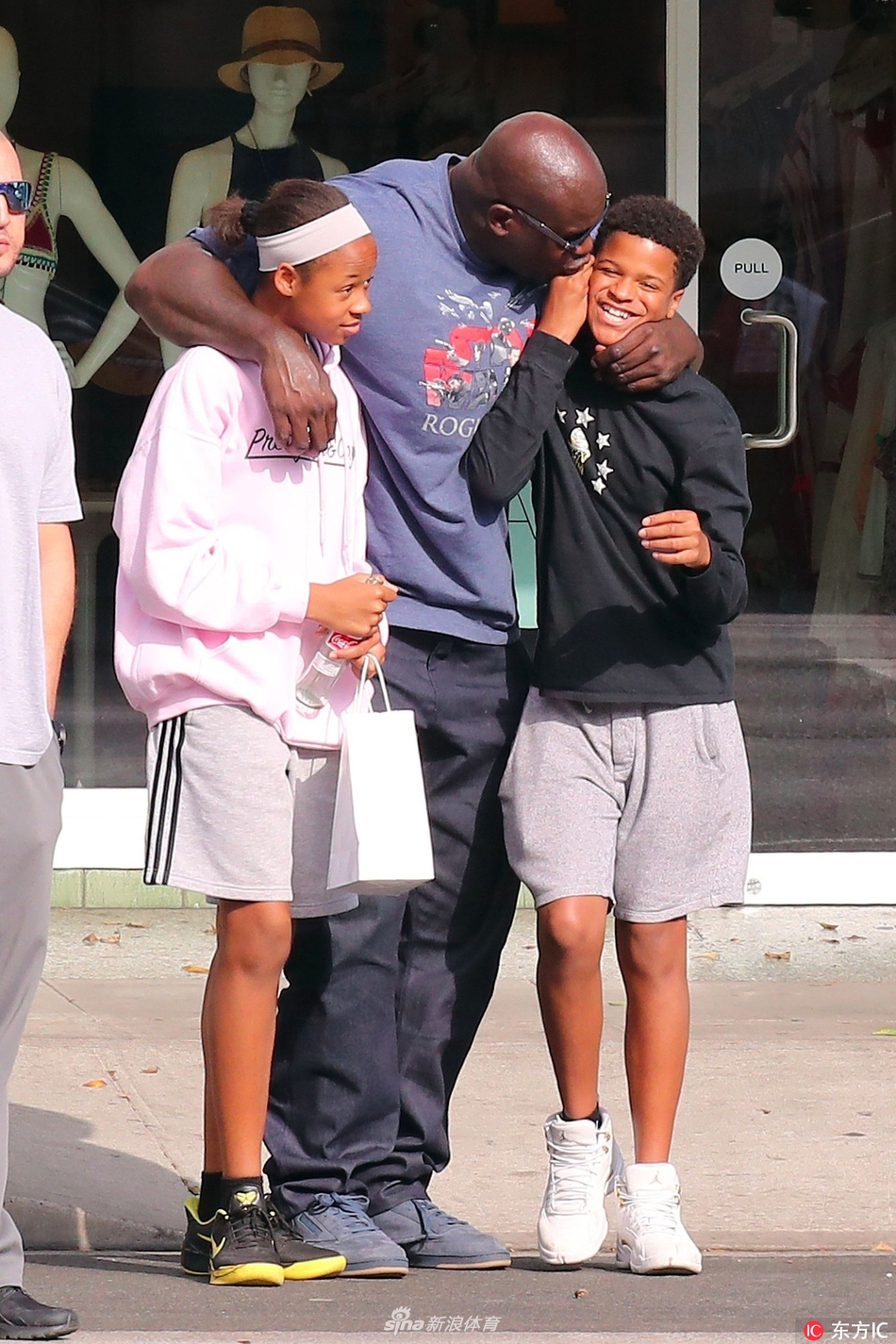 奥尼尔外出购物爱子心切当街强吻儿子_高清图集_新浪网