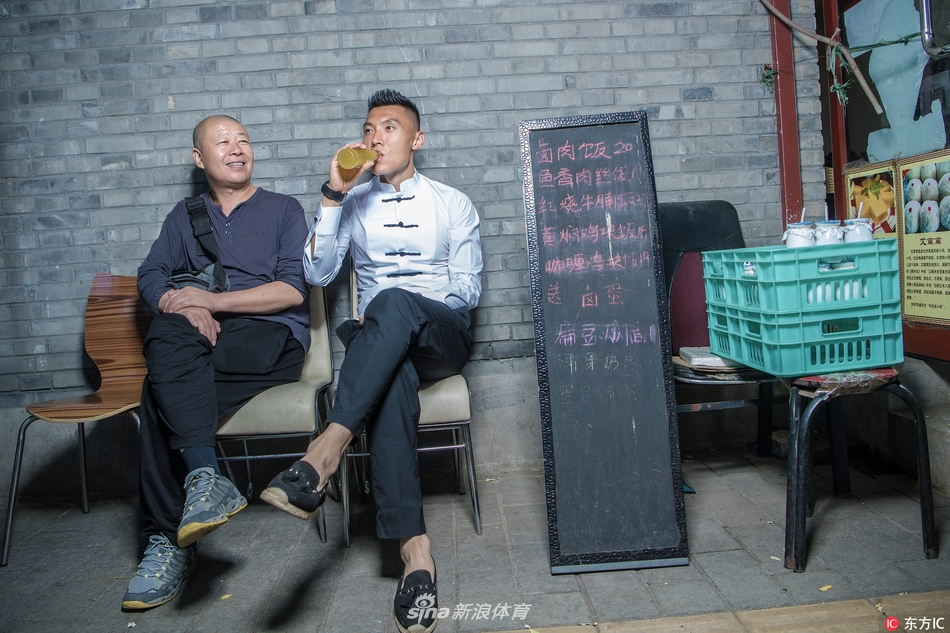 于大宝个人写真胡同马褂尽显老北京风味