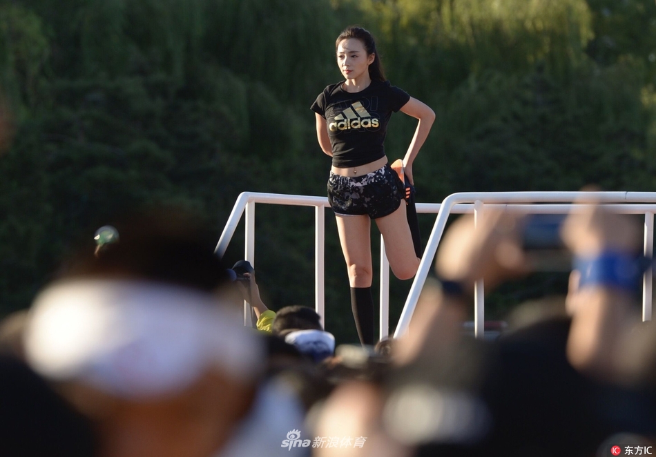 演员陶慧好身材舞动北马