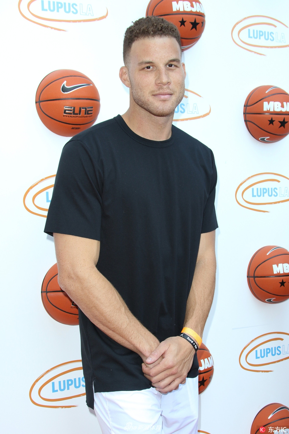 格里芬一身运动装男人味十足