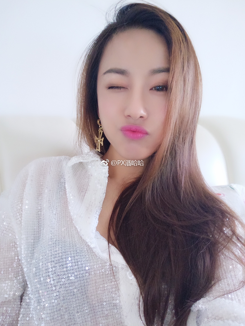 ufc中国举牌女郎双冠美艳绝伦