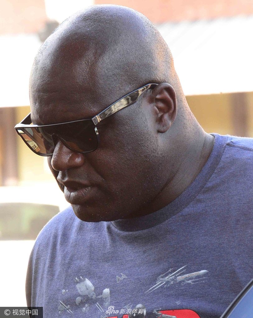 奥尼尔逛眼镜店挨个试戴搞怪